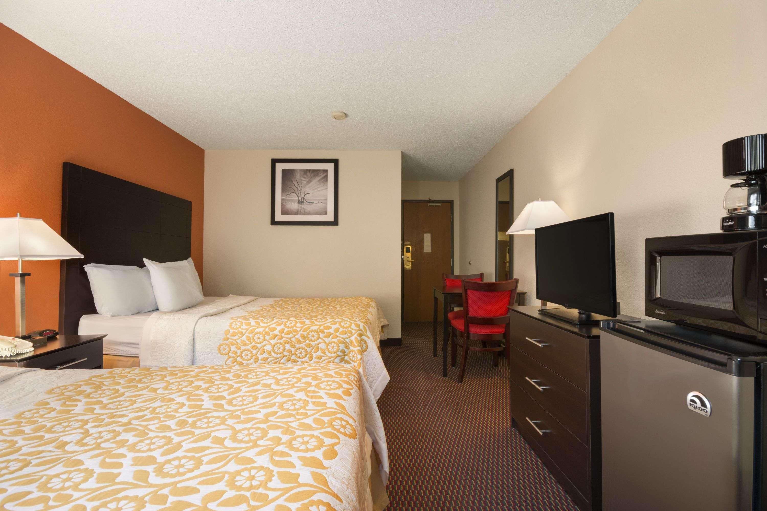 Days Inn By Wyndham Greenwood Sc Exterior photo