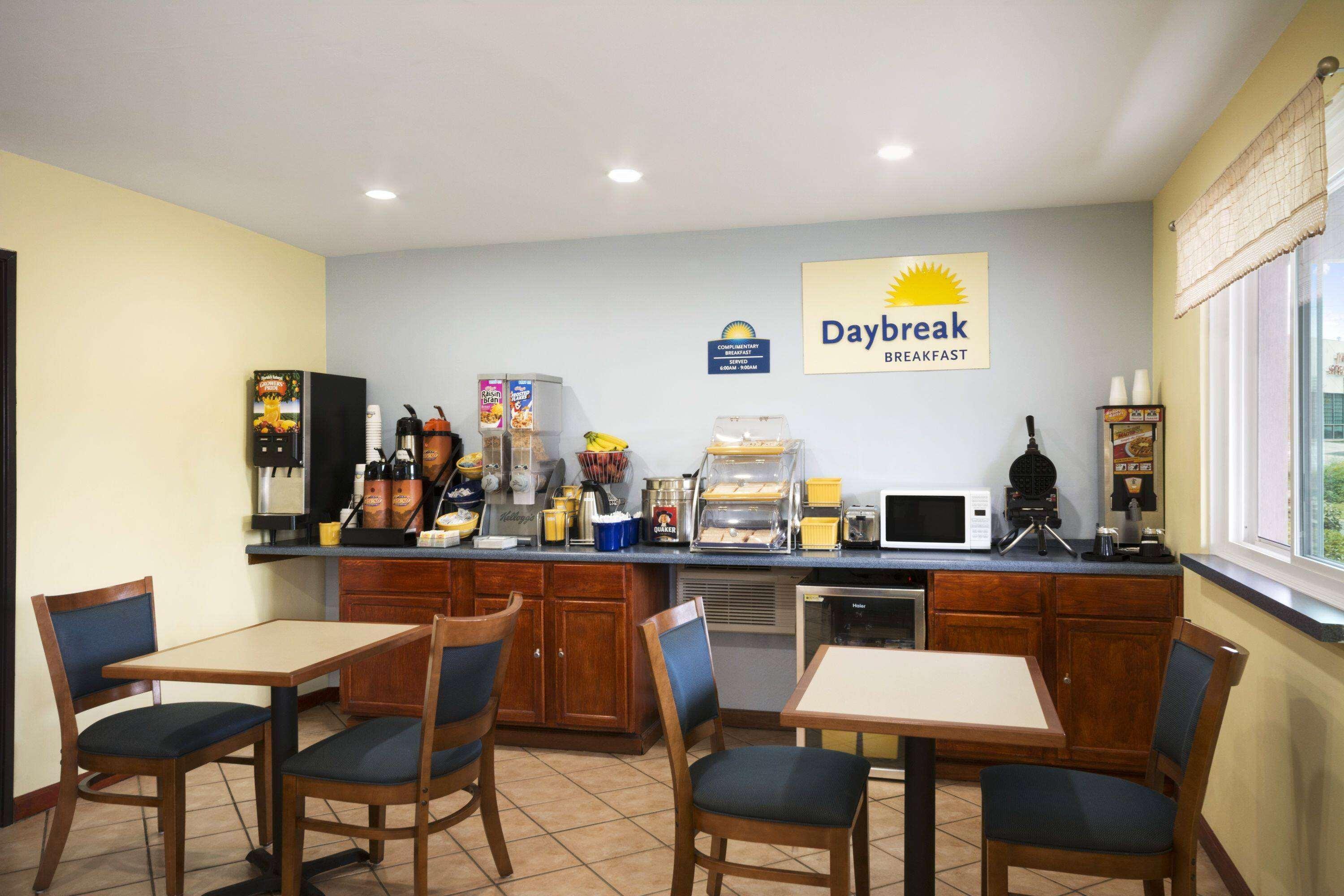 Days Inn By Wyndham Greenwood Sc Exterior photo